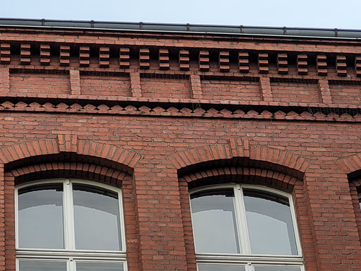 Backsteinhaus mit dekorativen Dachtraufen - Ziegelsteine - Backsteine - Reichsformat - Steinhaus - Ornamente