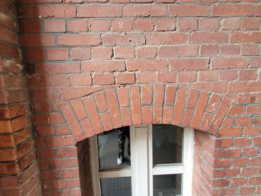 Backsteinhaus mit Bogenfenster