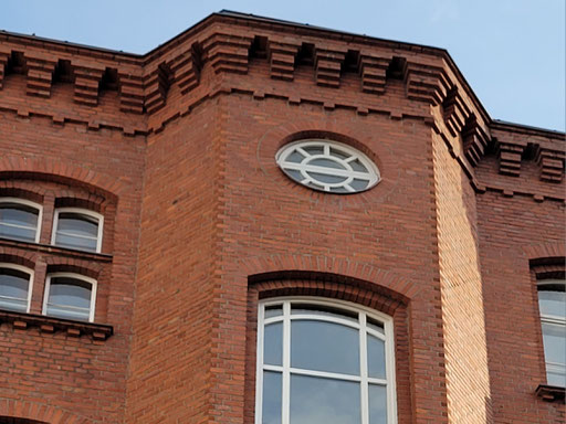 Altes Backsteinhaus mit dekorativen Elementen am Dachüberstand - Backsteinhäuser- Steinhäuser - Steinhaus - Hausfassade - Backstein