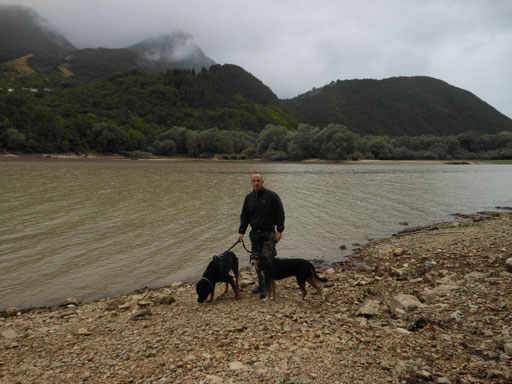 con LAIKA e KUMASH presso le coste del LAGO BARREA