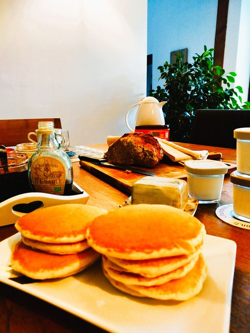 savourez des pancakes maison dorés à la poêle, servis avec confitures artisanales et produits frais
