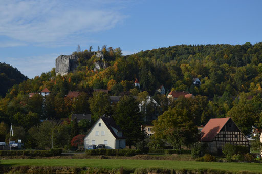 Der Epilog: nach dem steilen Abstieg nach Streitberg - Blick zurück zur Ruine der Streitburg, direkt gegenüber der Neideck