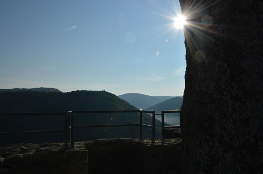 Der Prolog - am frühen Vormittag auf der Burg(ruine) Neideck mit Blick in Richtung der bevorstehenden Trail-Runde