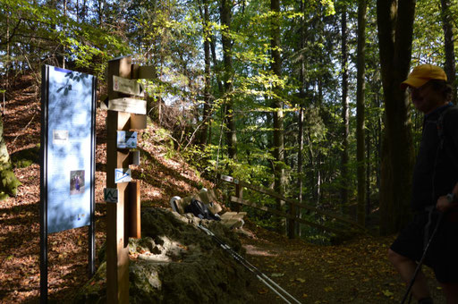 Knifflige Wegstelle - Beginn und Ende der Schleife durch das Geotop "Riesenburg" mit Aufstieg auf dem historischem Brunnweg