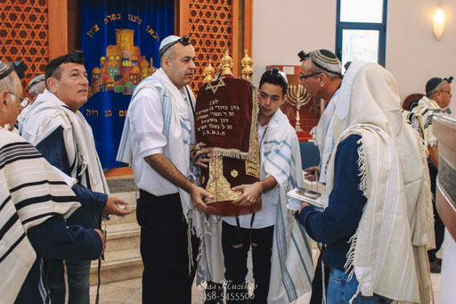 הוצאת הספר התורה מההיכל