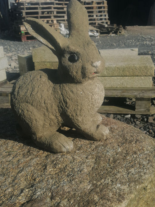 lapin sculpture granit