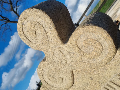 Triskell granit  stèle funéraire 