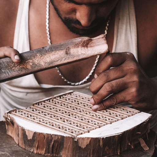 Mit einfachsten Werkzeugen werden alle Holzdruck Stempel von Hand geschnitz. 