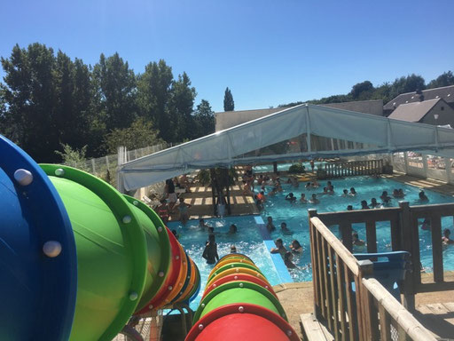 Toboggans aquatiques de la piscine couverte chauffée