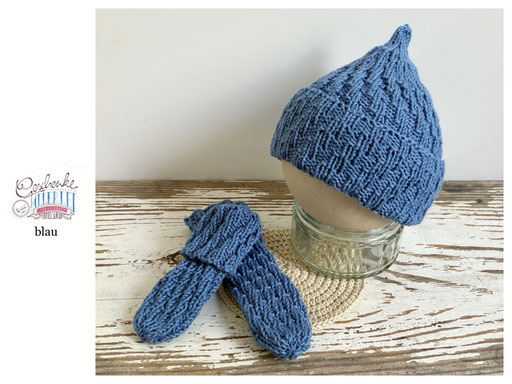 handgestrickte Babyaccessoires - Socken und Mütze in Spiralmuster in blau