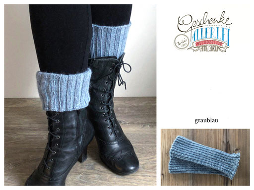 kurze handgestrickte gerippte Stulpen in graublau