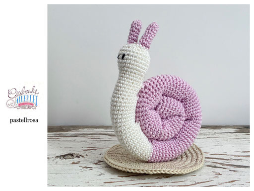 gehäkelte Schnecke mit naturweißem Körper und einem Schneckenhaus in der Farbe pastellrosa - Häkelschnecke - Häkeltier - Häkelspielzeug