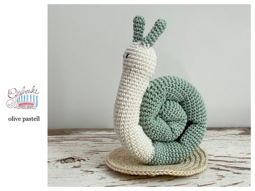 gehäkelte Schnecke mit naturweißem Körper und einem Schneckenhaus in der Farbe olive pastell - Häkelschnecke - Häkeltier - Häkelspielzeug