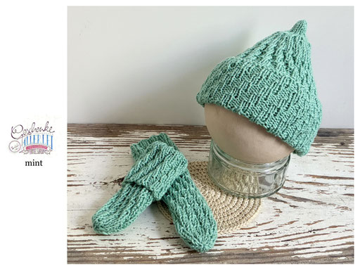 handgestrickte Babyaccessoires - Socken und Mütze in Spiralmuster in mint
