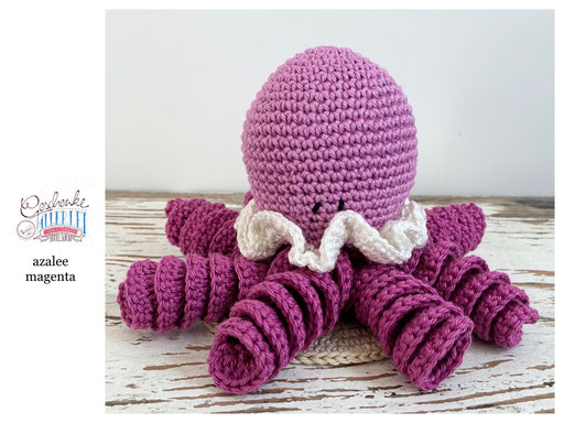 gehäkelter Oktopus - Kopf in azalee, Tentakel in magenta, krauser Kopfabschluss in naturweiß - Häkeloktopus - Tintenfisch - Krake - Häkeltier - Häkelspielzeug