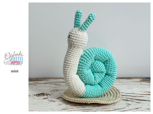 gehäkelte Schnecke mit naturweißem Körper und einem Schneckenhaus in der Farbe mint - Häkelschnecke - Häkeltier - Häkelspielzeug