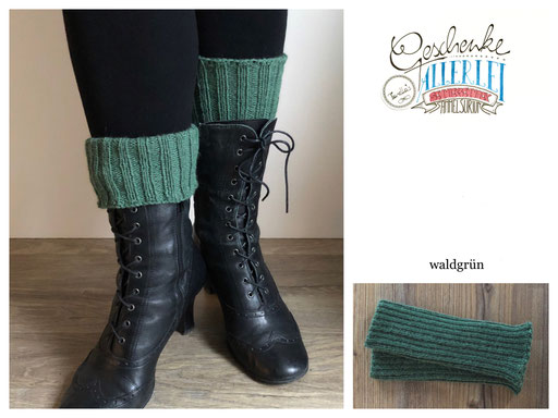 kurze handgestrickte gerippte Stulpen in waldgrün