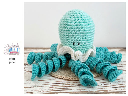 gehäkelter Oktopus - Kopf in mint, Tentakel in jade, krauser Kopfabschluss in naturweiß - Häkeloktopus - Tintenfisch - Krake - Häkeltier - Häkelspielzeug