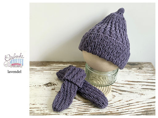 handgestrickte Babyaccessoires - Socken und Mütze in Spiralmuster in lavendel