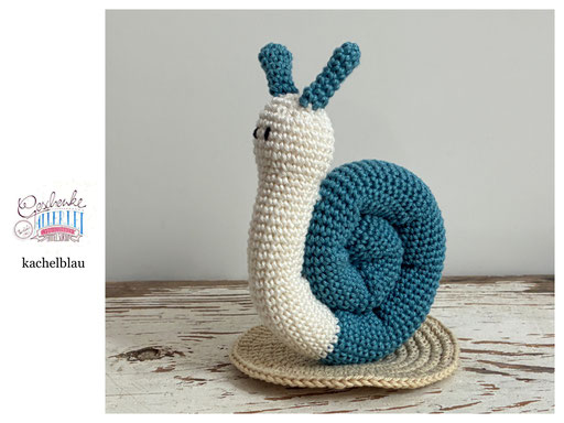 gehäkelte Schnecke mit naturweißem Körper und einem Schneckenhaus in der Farbe kachelblau - Häkelschnecke - Häkeltier - Häkelspielzeug