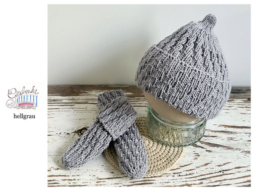 handgestrickte Babyaccessoires - Socken und Mütze in Spiralmuster in hellgrau