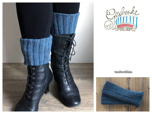 kurze handgestrickte gerippte Stulpen in taubenblau
