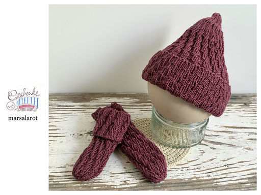 handgestrickte Babyaccessoires - Socken und Mütze in Spiralmuster in marsalarot