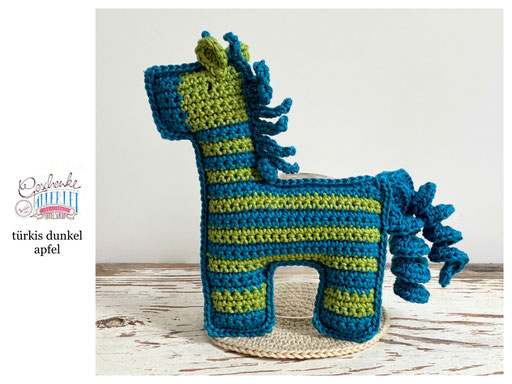 flach gehäkeltes Zebra gestreift in den Farben türkis dunkel, apfel - Häkelzebra - Häkeltier - Häkelspielzeug