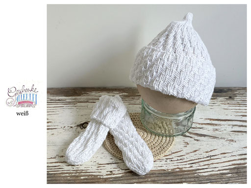 handgestrickte Babyaccessoires - Socken und Mütze in Spiralmuster in weiß