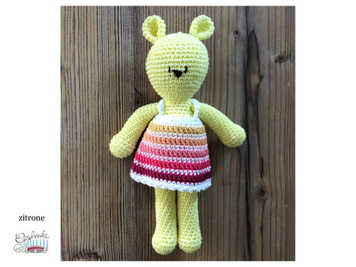 gehäkelter Bär in der Farbe zitrone mit orange, rosa, lila gestreiftem Kleid - Häkelbär - Häkeltier - Häkelspielzeug