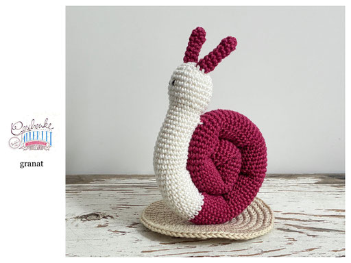 gehäkelte Schnecke mit naturweißem Körper und einem Schneckenhaus in der Farbe granat - Häkelschnecke - Häkeltier - Häkelspielzeug