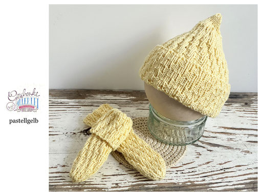 handgestrickte Babyaccessoires - Socken und Mütze in Spiralmuster in pastellgelb