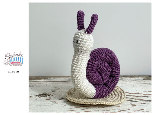 gehäkelte Schnecke mit naturweißem Körper und einem Schneckenhaus in der Farbe mauve - Häkelschnecke - Häkeltier - Häkelspielzeug