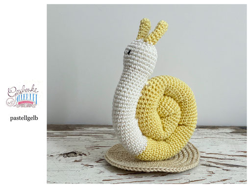 gehäkelte Schnecke mit naturweißem Körper und einem Schneckenhaus in der Farbe pastellgelb - Häkelschnecke - Häkeltier - Häkelspielzeug