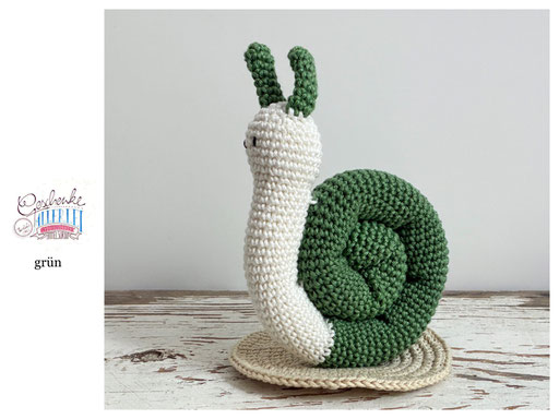 gehäkelte Schnecke mit naturweißem Körper und einem Schneckenhaus in der Farbe grün - Häkelschnecke - Häkeltier - Häkelspielzeug