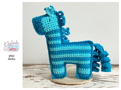 flach gehäkeltes Zebra gestreift in den Farben pfau, türkis - Häkelzebra - Häkeltier - Häkelspielzeug