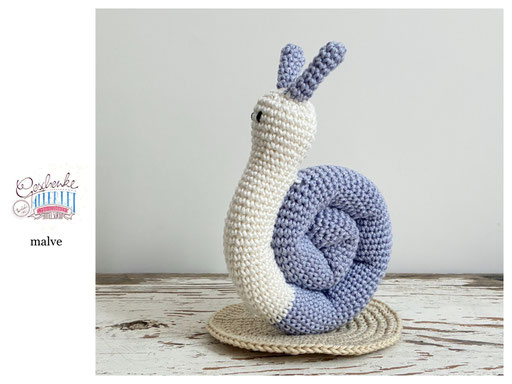 gehäkelte Schnecke mit naturweißem Körper und einem Schneckenhaus in der Farbe malve - Häkelschnecke - Häkeltier - Häkelspielzeug