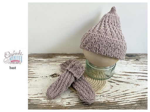 handgestrickte Babyaccessoires - Socken und Mütze in Spiralmuster in bast