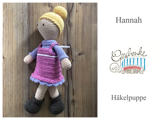 gehäkelte Puppe Hannah mit Schlenkerbeinen und Kleid in azalee, lavendel - Häkelpuppe - Häkelspielzeug