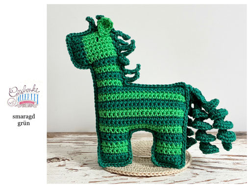 flach gehäkeltes Zebra gestreift in den Farben smaragd, grün - Häkelzebra - Häkeltier - Häkelspielzeug