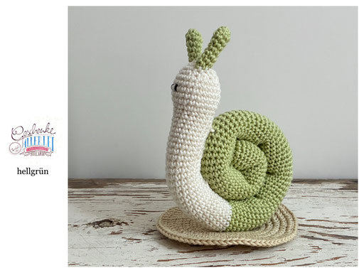 gehäkelte Schnecke mit naturweißem Körper und einem Schneckenhaus in der Farbe hellgrün - Häkelschnecke - Häkeltier - Häkelspielzeug