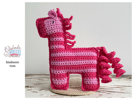 flach gehäkeltes Zebra gestreift in den Farben himbeere, rosa - Häkelzebra - Häkeltier - Häkelspielzeug