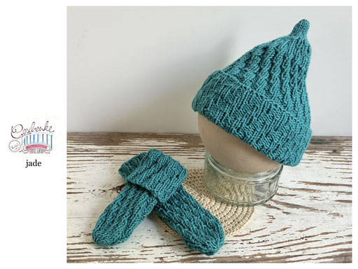 handgestrickte Babyaccessoires - Socken und Mütze in Spiralmuster in jade