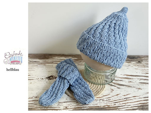handgestrickte Babyaccessoires - Socken und Mütze in Spiralmuster in hellblau