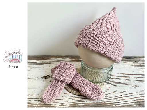 handgestrickte Babyaccessoires - Socken und Mütze in Spiralmuster in altrosa