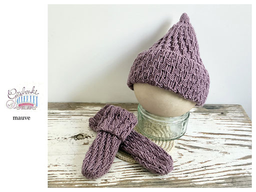 handgestrickte Babyaccessoires - Socken und Mütze in Spiralmuster in mauve