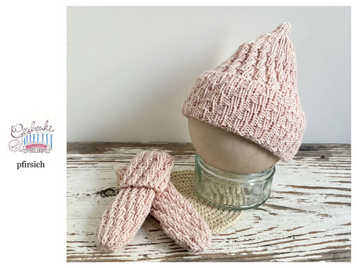 handgestrickte Babyaccessoires - Socken und Mütze in Spiralmuster in pfirsich