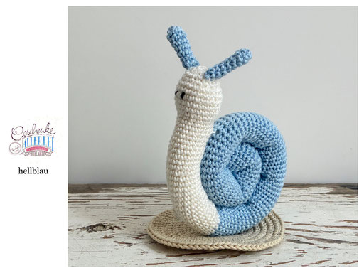 gehäkelte Schnecke mit naturweißem Körper und einem Schneckenhaus in der Farbe hellblau - Häkelschnecke - Häkeltier - Häkelspielzeug