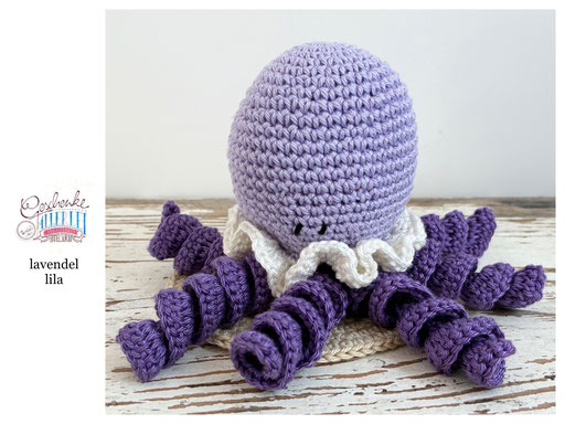 gehäkelter Oktopus - Kopf in lavendel, Tentakel in lila, krauser Kopfabschluss in naturweiß - Häkeloktopus - Tintenfisch - Krake - Häkeltier - Häkelspielzeug