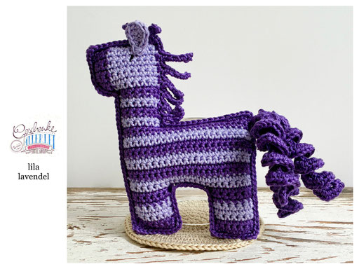 flach gehäkeltes Zebra gestreift in den Farben lila, lavendel - Häkelzebra - Häkeltier - Häkelspielzeug